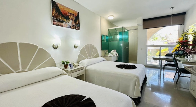 Четырёхместный номер Executive с видом на бассейн Hotel Plaza Caribe