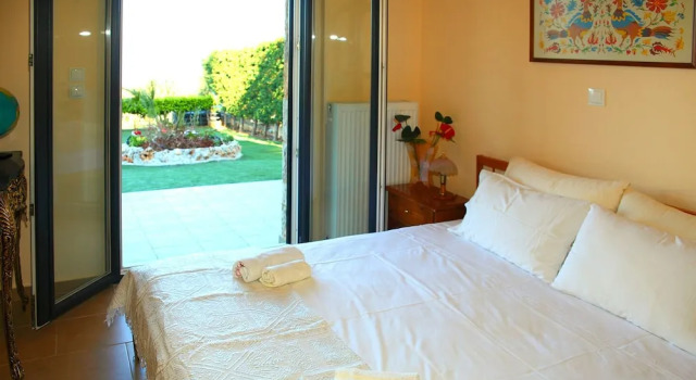 Апартаменты Comfartable 1 Bedroom Flat with Garden near Beach