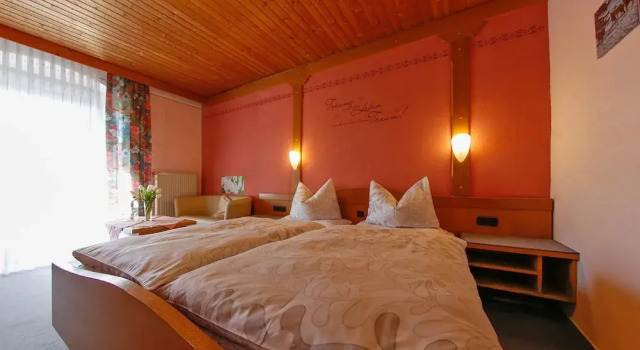 Gasthof-Metzgerei-Pension Schierlitz, Book Pension Hoteller i Rimbach med parkering, Parkering