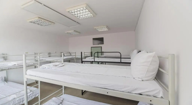 Кровать в общем номере (мужской номер) Hostel Ghimbav Airport