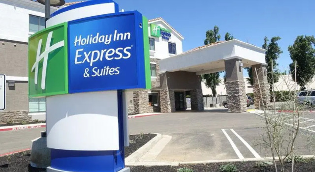 Номер Deluxe Holiday Inn Express & Suites Brentwood
