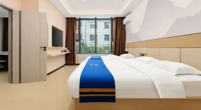 Люкс Deluxe c 1 комнатой Super 8 Hotel