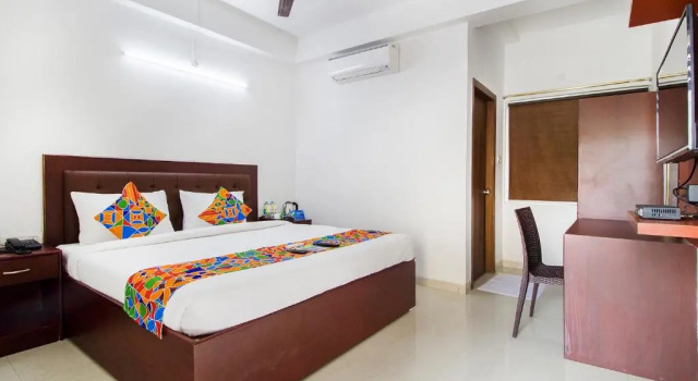 Номер Deluxe FabHotel Limestone Suites - Near Yashoda Hospitals, Somajiguda