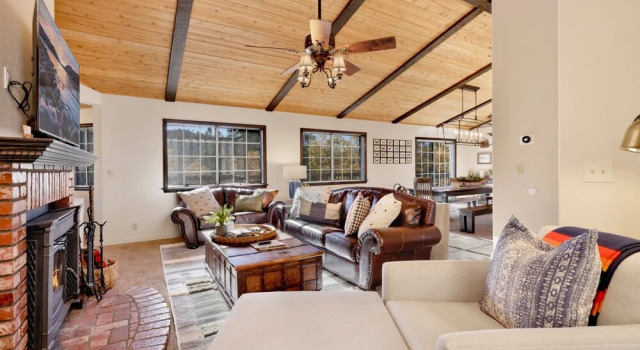 2076-slope View Chalet 3 Bedroom Home by RedAwning