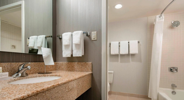 Четырёхместный номер Standard Courtyard by Marriott San Francisco Airport