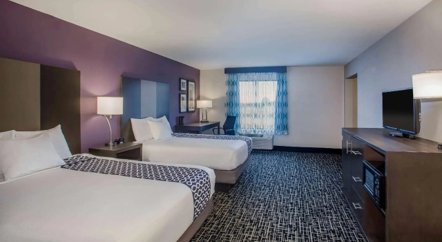 Четырёхместный семейный номер Deluxe La Quinta Inn & Suites by Wyndham Pontoon Beach