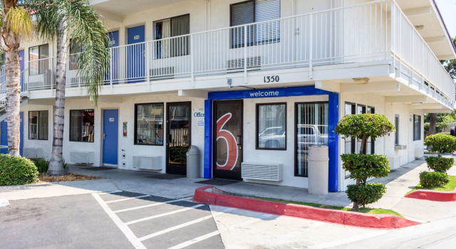 Motel 6 Bakersfield, CA - Convention Center, Забронировать Мотель Отели Бейкерсфилд с бассейном, рядом с Mercy Hospital Downtown - Bakersfield, Бассейн