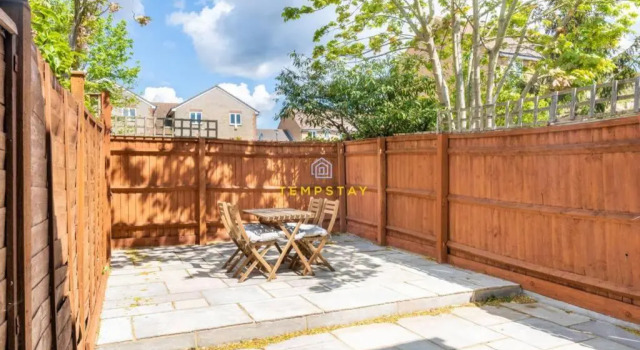 Cosy 2 Bed & Free Parking. Near Heathrow/Pinewood