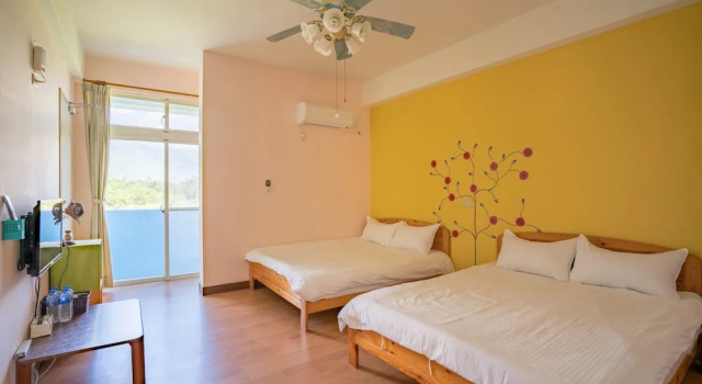 Четырёхместный номер Standard с балконом и с видом на горы Hualien Tour B&B