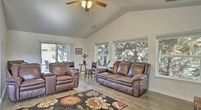 Centrally Located Mt Shasta Home w/ Deck!, Réserver Hôtel Mont Shasta Californie