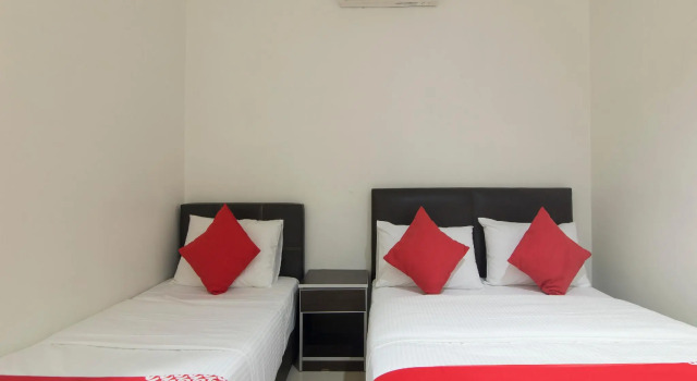 Люкс Superior OYO 44072 Mines Cempaka Hotel