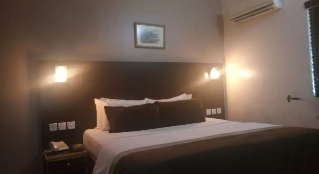 Двухместный полулюкс с видом на бассейн Neocourts Hotel
