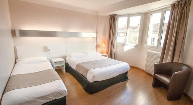 Трёхместный номер Standard с балконом The Originals City, Hôtel Mondial, Perpignan