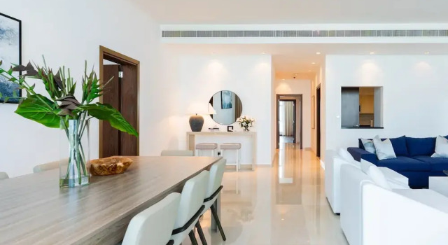 Large waterfront property palm