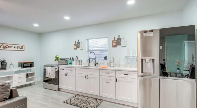 Коттедж Vibrant Tampa Home: Perfect for Long Stays!