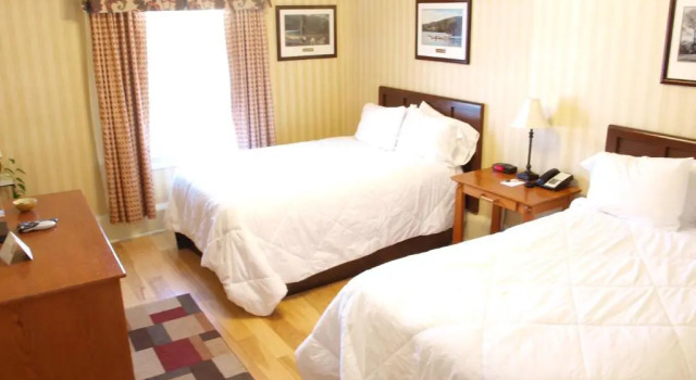 Четырёхместный номер Standard с видом на реку Shawnee Inn and Golf Resort