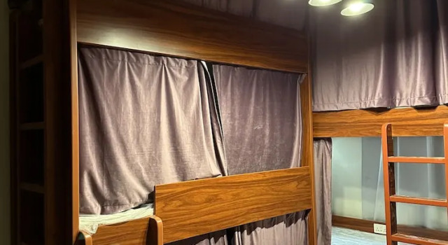 Кровать в общем номере Route 66 Beach Hostel