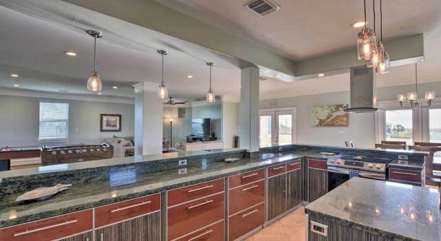 Коттедж с 4 комнатами Bay Views! Family-friendly Galveston Resort House