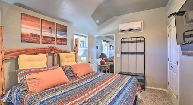 Коттедж с 2 комнатами Updated Cabin w/ Fire Pit - 1 Mile From Downtown!