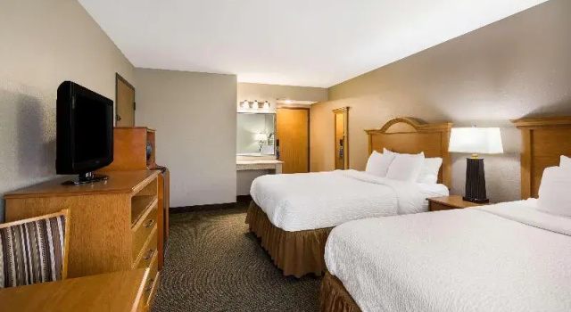 Четырёхместный номер Standard с балконом Revel Hotel Minot - SureStay Collection by Best Western