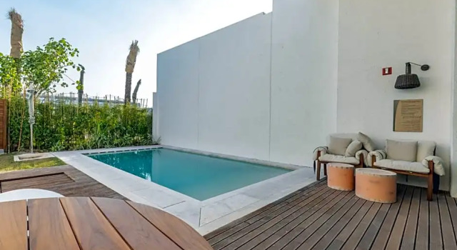 Двухместный полулюкс с видом на бассейн Maysan Doha, LXR Hotels & Resorts
