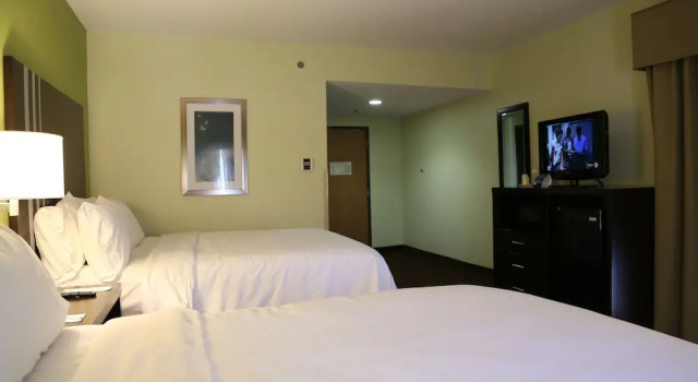 Четырёхместный номер Standard Holiday Inn Express Hotel & Suites Cleveland by IHG