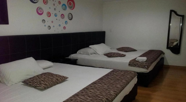 Hotel Santiago Plaza, Забронировать Отель Недорогие отели Богота, рядом с CORFERIAS Bogota Convention Center, недорого