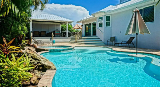 Коттедж 4 Bed 3 Bath BUNGALOW Heated Pool and Spa Bikes Kayaks free WiFi