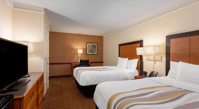 Четырёхместный номер Standard La Quinta Inn by Wyndham Huntsville Research Park