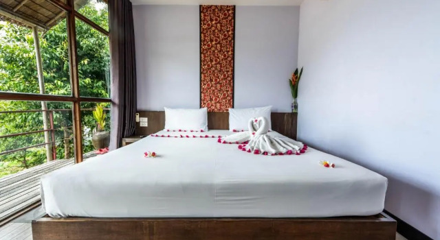 Бунгало Superior с балконом и с красивым видом из окна Phi Phi Sea Sky Resort