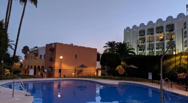 Апартаменты Renovated apartment on beachside with pool