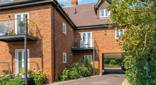 2 Bed 2 Bath Apt Close to Reigate Station - 2230, Забронировать Апартаменты/квартира Отели Суррей с парковкой, Парковка