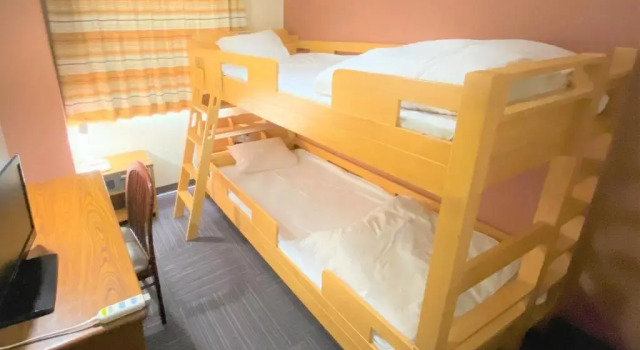 Кровать в общем номере Hotel 1-2-3 Kokura