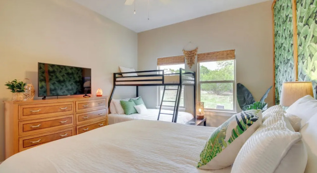 Коттедж с 5 комнатами Luxe Lake Travis Vacation Rental w/ Heated Pool