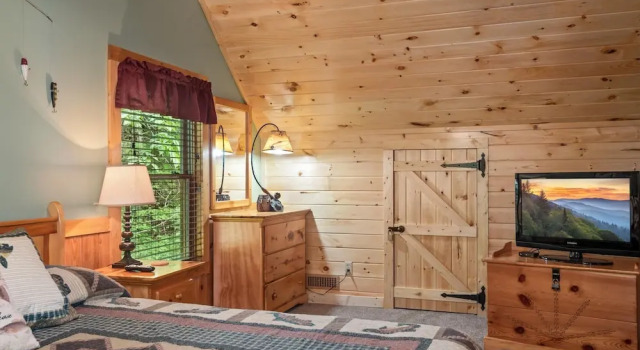 On Smoky Pond - 3 Br Cabin