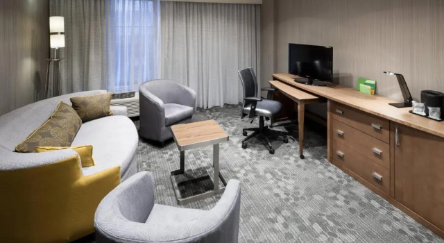 Двухместный люкс c 1 комнатой Courtyard by Marriott Charlottesville - University Medical Center
