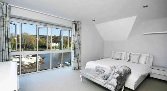 The Oars - Riverfront Property - From 300 Per Night