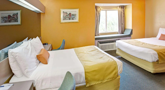 Четырёхместный номер Standard Microtel Inn & Suites by Wyndham Gatlinburg
