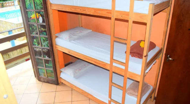 Кровать в общем номере (женский номер) Leos Clan Beach Hostel