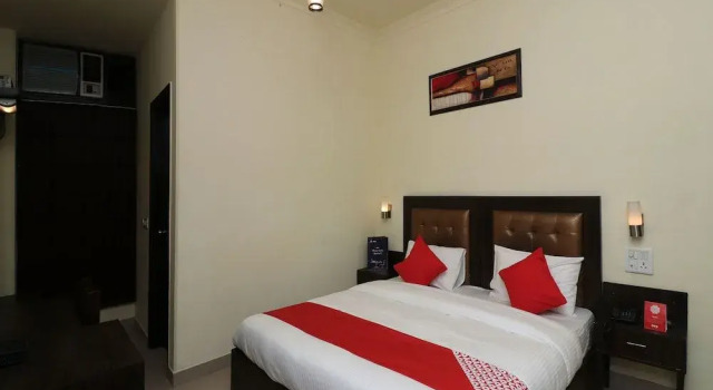 OYO 389 Hotel Applee Inn, Забронировать Отель Гургаон Gurgaon Region, рядом с Apollo Tyres Ltd