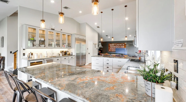 Коттедж Lakefront Home: Hot Tub & Game Room in Spicewood