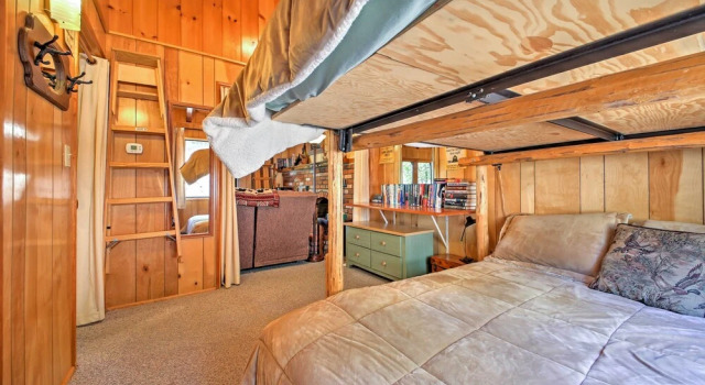 Big Bear Lake Cabin w/ Deck ~ 7 Mi to Ski Slopes!
