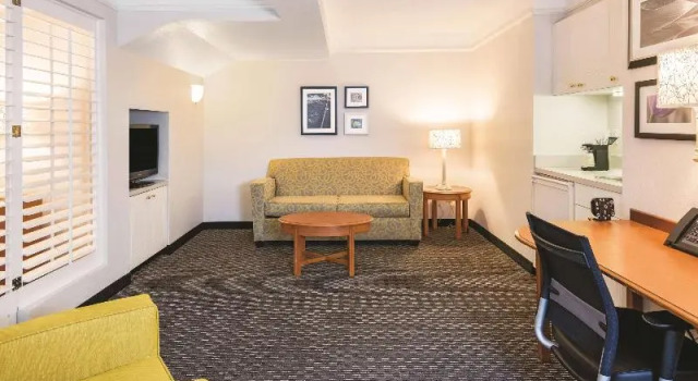 Двухместный люкс Deluxe La Quinta Inn & Suites by Wyndham University Area Chapel Hill