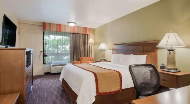 Номер Standard Best Western Town and Country Inn