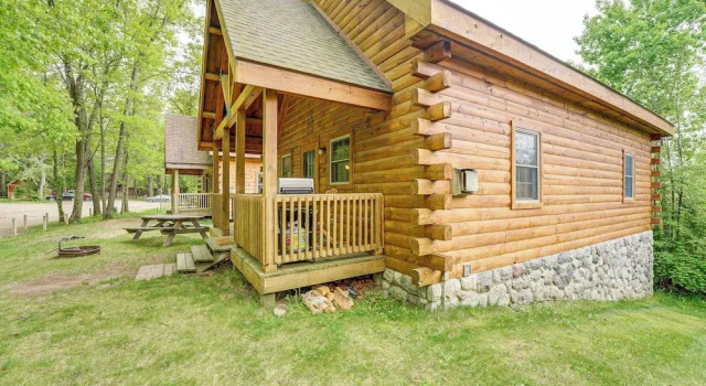 Коттедж Fire Pit & Porch: Warm & Woodsy Rothbury Escape!