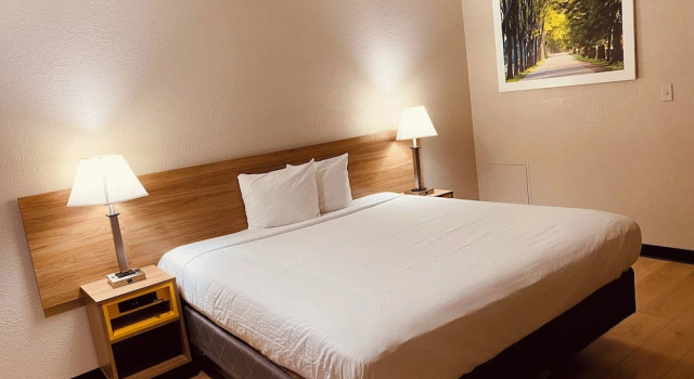Номер Standard Days Inn by Wyndham Amherst OH - Near Cleveland Cedar Point & Lake Erie