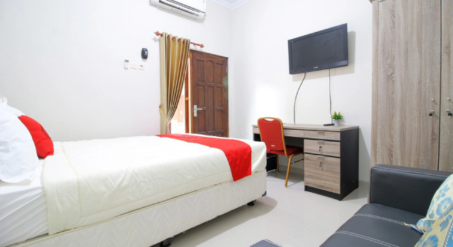 Люкс RedDoorz Plus near Rumah Sakit JIH