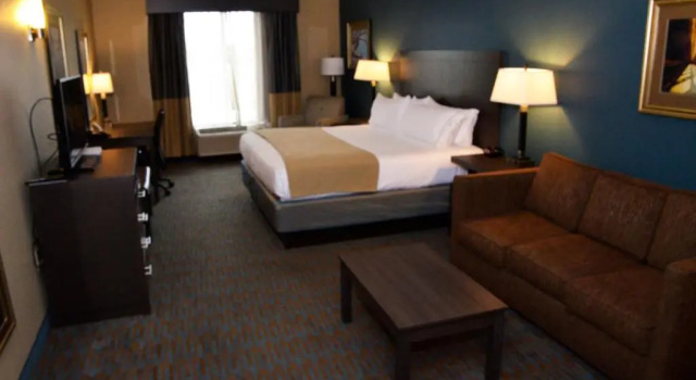 Люкс Holiday Inn Express Hotel & Suites Goldsboro - Base Area by IHG