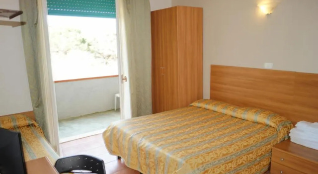 Четырёхместный номер Standard с балконом Hotel Zeus