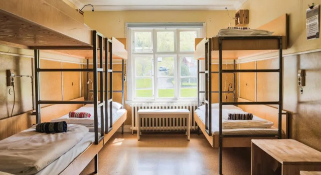 Кровать в общем номере Hafaldan HI hostel, old hospital building
